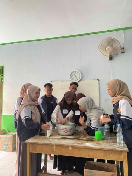 Peserta Melakukan Praktik Langsung Pembuatan Deodorant (sumber: dokumen pribadi)