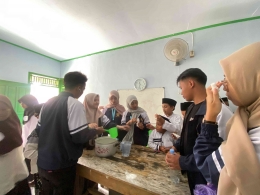 Peserta aktif berpartisipasi dalam pembuatan deodorant (sumber: dokumen pribadi)