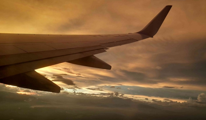 Menikmati sunset dari balik jendela pesawat (dom foto: Greg Nafanu)