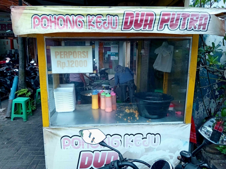 Rombong sederhana Puhung Goreng Dinoyo, Malang, yang dikelola Pak Slamet dan Ibu. Foto : Parlin Pakpahan.