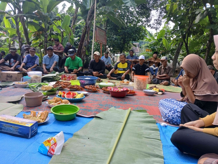 Warga RT 11 berkumpul melakukan MBG bersama, tasyakuran menaikkan atap poskamling (dokumentasi pribadi)