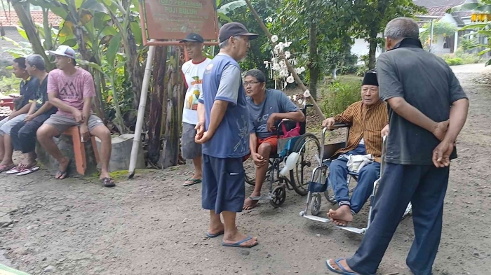 Semua warga RT 11 berkumpul. Semoga semua diberi kesehatan, dan yang sakit segera disembuhkan(Dokumentasi pribadi)