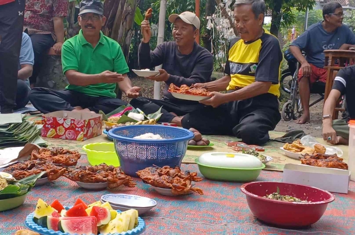 Pemotongan tumpeng menandai dimulainya MBG bersama warga dan menaikkan atap poskamling (dokumentasi pribadi)