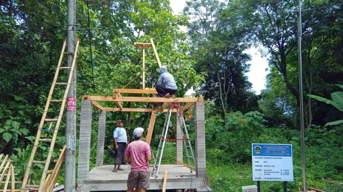 Proses pemasangan atap (dokumentasi RT 11)