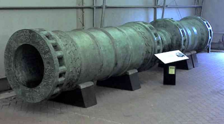 The Dardanelles Gun is similar to bombards used by the Ottoman besiegers of Constantinople in 1453. (British Royal Armouries collection)