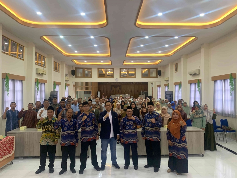 Narsum, guru MAN 1 Yogyakarta dan peserta berfoto bersama (Sumber: Humas MAN 1 Yogyakarta)