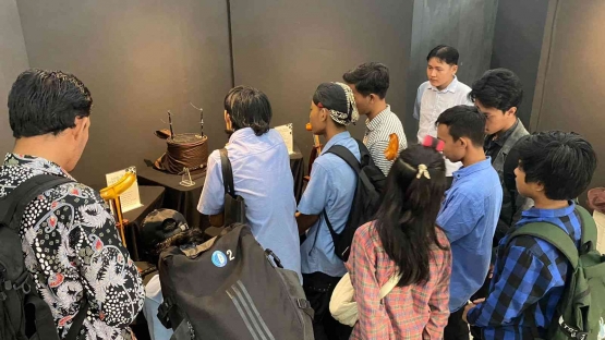 Foto mahasiswa prodi keris sedaang mengapresiasi karya Sumber: Wisnu