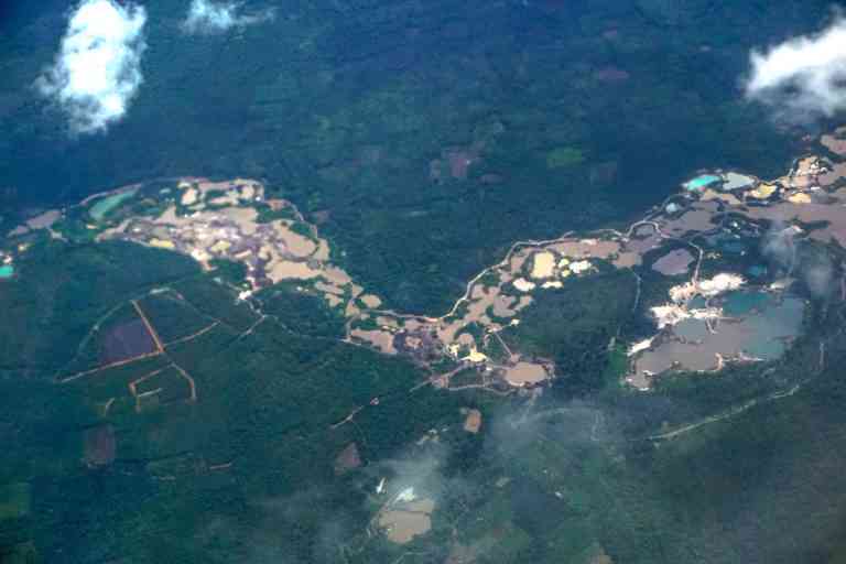 Belitung dari pesawat. Sumber gambar: mongabay.co.id
