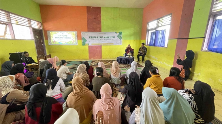 Dokumentasi pemaparan materi oleh Dr. Muallifah pada saat kegiatan penyuluhan parenting di KB Harapan Bangsa Ngadirejo