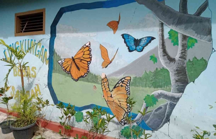 Mural kupu-kupu dan alam yang indah pada sebuah rumah di desa Bokor, Malang. | Dokumen pribadi