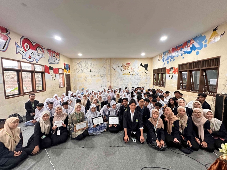 Gambar foto bersama seminar parenting di ruang kelas SMA Islam Diponegoro (Sumber: dokumentasi pribadi)
