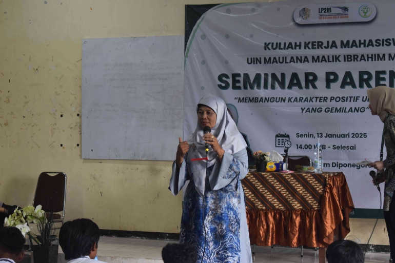 Gambar penyampaian materi oleh ibu Dr. Hj. Rofiqoh, M.Pd., C.Ht., (Sumber: dokumentasi pribadi)