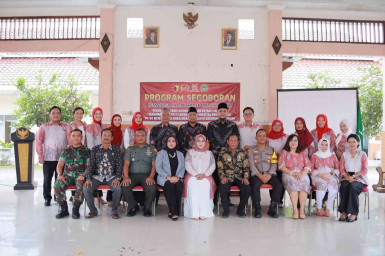 para pemateri dan pelaksana kegiatan sedang berfoto bersama