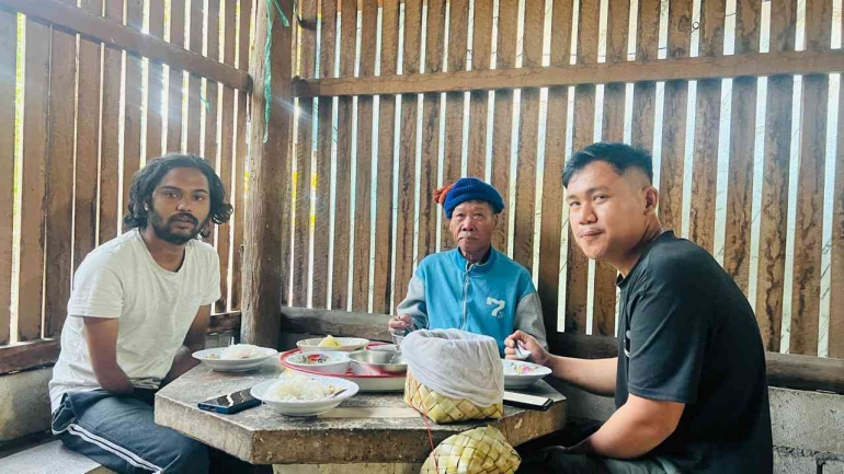 Foto Makan siang bersama masyarakat adat Thailand