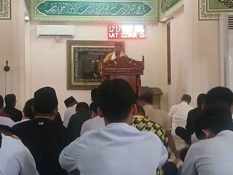 Khotib jumat di masjid baitul ilmi /dokpri