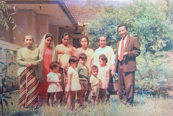 Foto saat orang tua menyewa pavilyun kecil belakang, rumah di Jalan Dago 124 Kota Bandung, tahun 1960an , sumber: Koleksi Pribadi