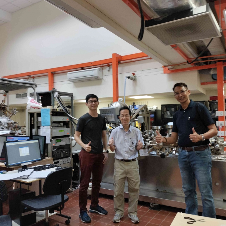(selfie photo) One of world class research surface physics laboratory in physics department, NUS.