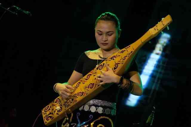 Sampe Mengenal Sape: Alat Musik Tradisional Suku Dayak yang Diwariskan dari ...