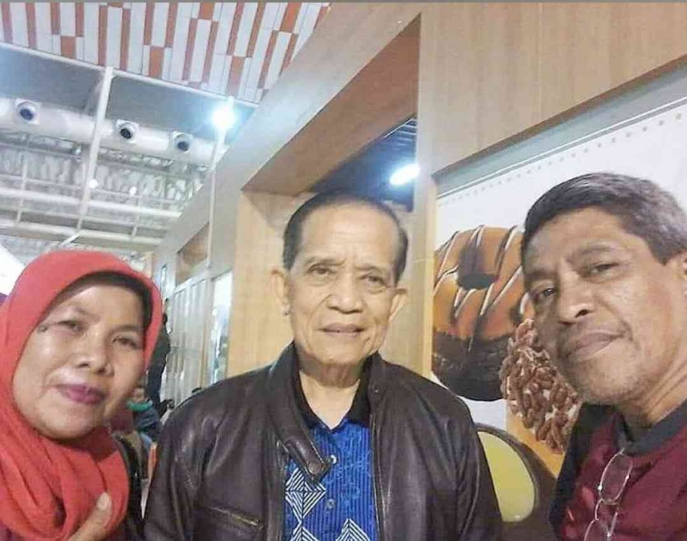 Saya dan istri mengapit Raja Gowa ke-37 almarhum I Maddusila Daeng Mannyonri Karaeng Katangka Sultan Alauddin II (foto dok Nur Terbit)