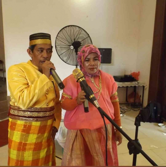 Saya dan istri Bunda Sitti Rabiah, jadi MC di satu acara adat budaya Bugis - Makassar (foto dok Nur Terbit)