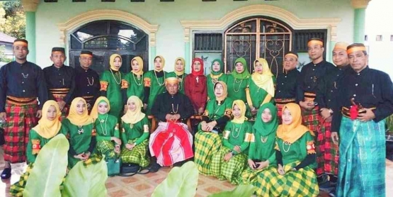 ANAK CUCU GALLARRANG SUDIANG Saya berdiri paling kanan bersama keluarga besar anak cucu Gallarrang Sudiang Kerajaan Gowa (foto dok Nur Terbit)