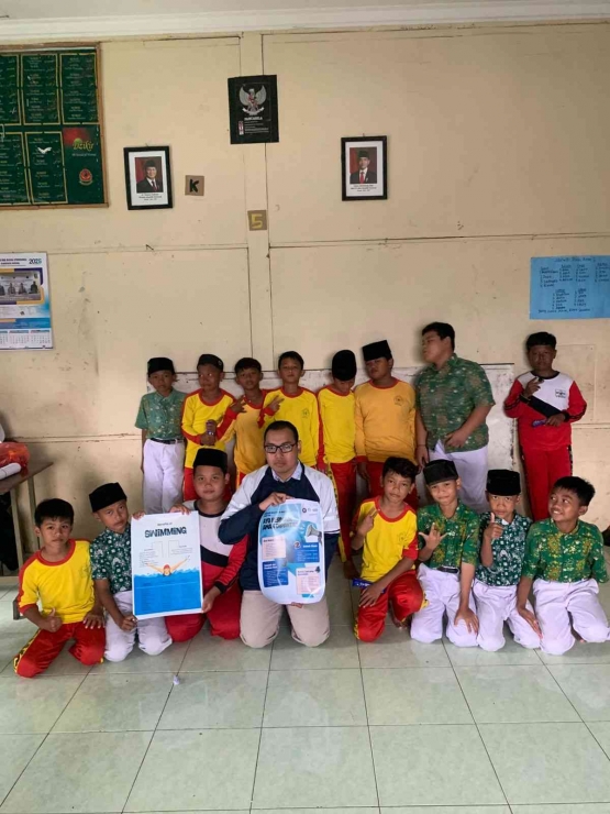 Foto bareng Mahasiswa KKN UNDIP Dengan Murid-murid MI YosorejoÂ