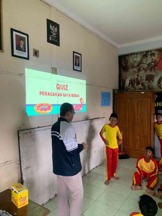 Mahasiswa KKN UNDIP mengedukasi Anak-Anak MI Desa Yosorejo tentang manfaat Berenang