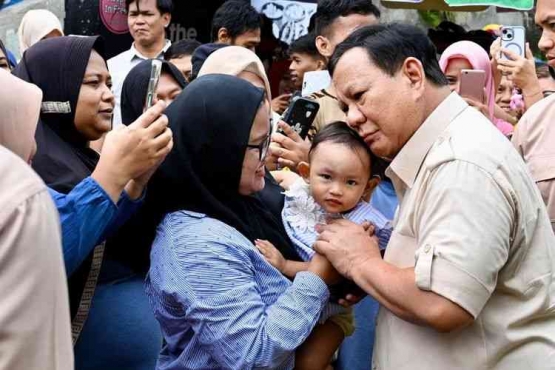 Presiden Prabowo memeluk seorang anak saat meninjau MBG di SDN 1 Kedung Jaya Bogor, Jabar, (10/2/2025).(Foto: Cahyo/Biro Pers Setpres via Kompas.com)