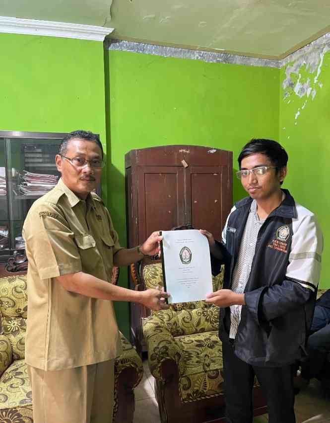 foto-saat-penyerahan-modul-analisis-keuangan-67aa83eced641543cf600cf3.png