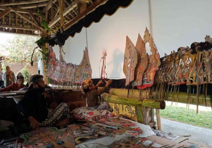 Ki Sholeh mendampingi cucunya yang tampil sebagai dalang cilik. | Dokumen pribadi