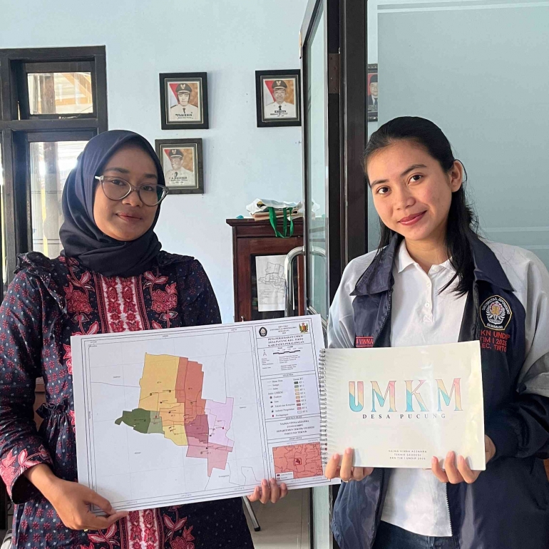 Penyerahan Peta dan Album Persebaran UMKM Desa Pucung