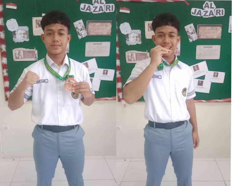 Raihan berfoto dengan medali Pencak Silat yang diraihnya (Foto Al-Azhar Asy-Syarif Sumatera Utara)