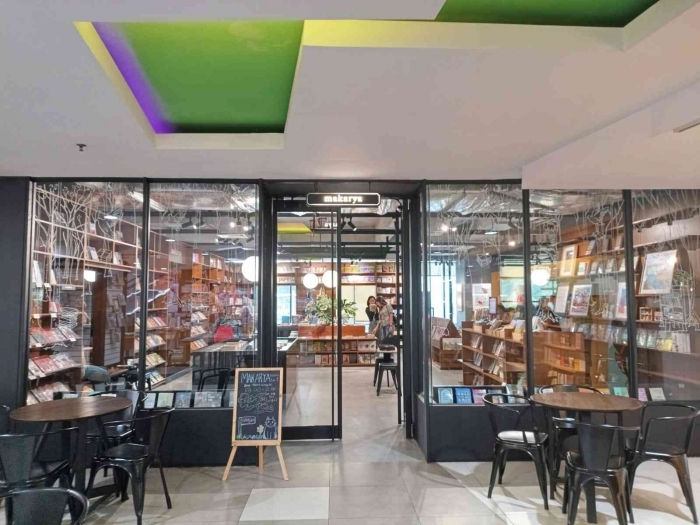 Foto: Makarya - Kafe Buku di Gramedia Matraman (Sumber: dokumentasi pribadi/choirunnisa)