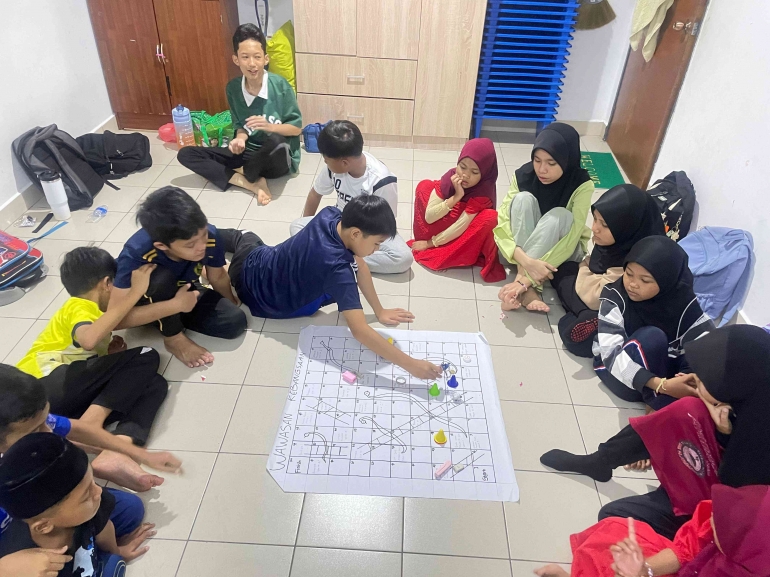 foto pembelajaran Literasi, numerasi dan wawasan kebangsaan melalui permainan ular tangga