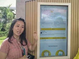 Tim Adira Finance menjelaskan simulasi kredit di salah satu booth (Dokumentasi Pribadi)