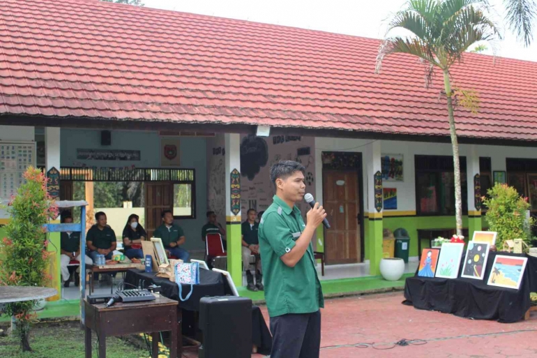 Foto Bapak Catur Suharsono selaku Kepala SMP Indah Makmur memberikan sambutan dalam acara Creative Day. Sumber : SMP IM.