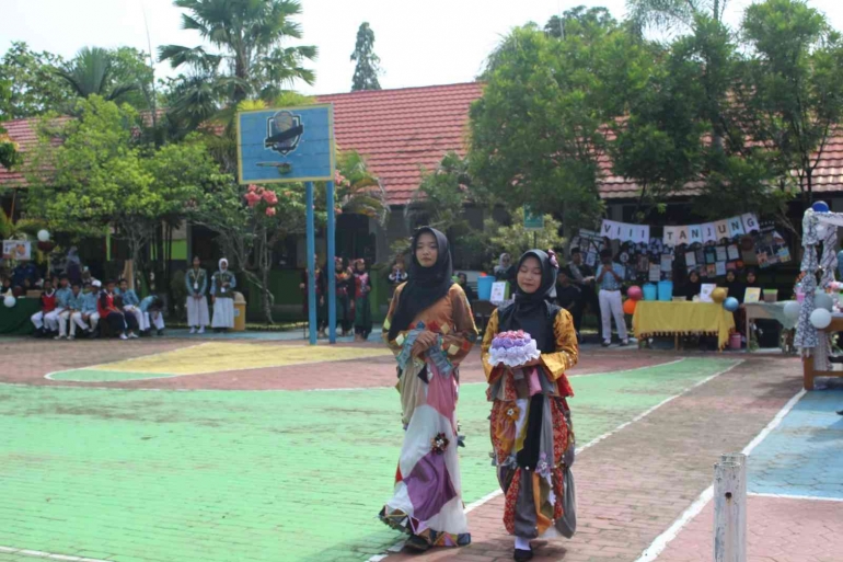 Foto ketika Fashion Show baju daur ulang yang terbuat dari kain perca pada acara Creative Day. Sumber : SMP IM.