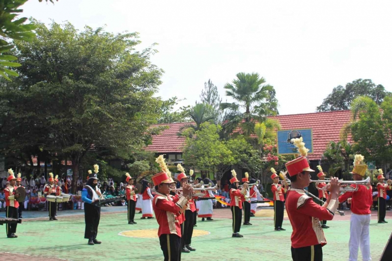 Foto ketika Marching Band Gita Swara Duta Indah pada acara Creative Day. Sumber : SMP IM.