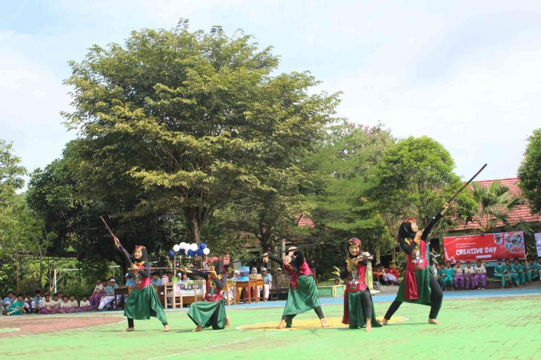Foto ketika penampilan tari pada acara Creative Day. Sumber : SMP IM.