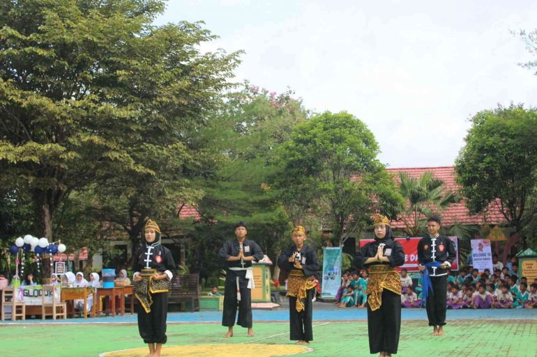Foto ketika penampilan pencak silat pada acara Creative Day. Sumber : SMP IM.