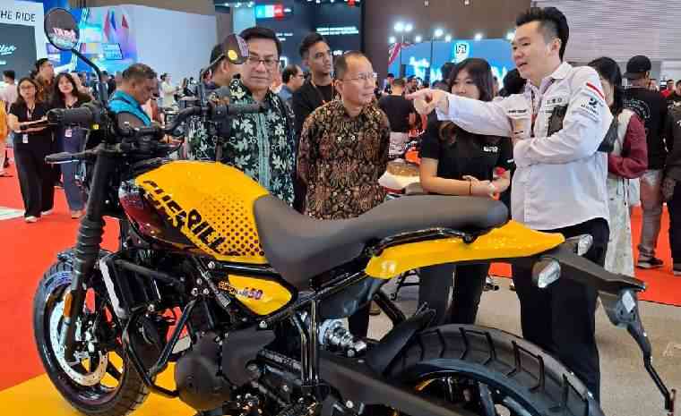 Pengunjung IIMS 2025 saat meninjau Royal Enfield Guerrilla 450. (Sumber: Mox Picture)