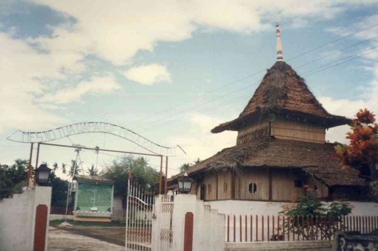 Masjid Tua Wapauwe, Kab. Maluku Tengah (Sumber: Kompas.com)