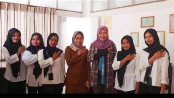 Ibu Dewi, dan sebagian siswa magang, kami wefie dengan pose 'Mari Sayangi Museum Kita'. Dokpri