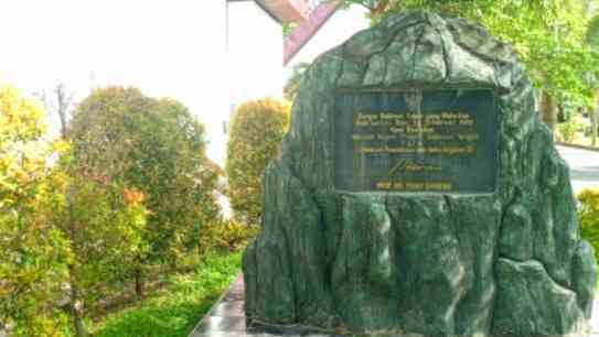 Batu prasasti peresmian Museum kota Palu. Di sisi kanan penanda ini, terdapat 2 area taman yang asri. Dokpri
