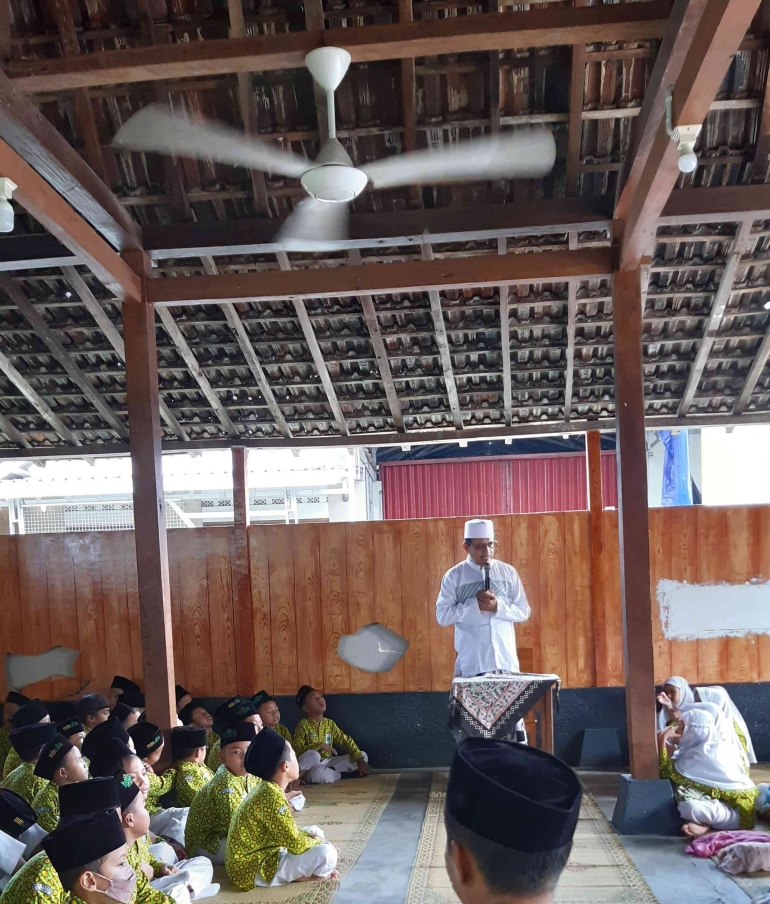 Foto ketika pengajian berlangsung. Sumber : Foto Pribadi