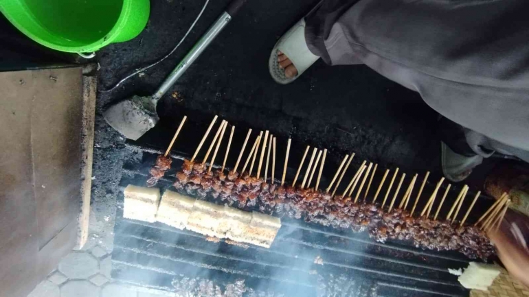 Bakar sate (sumber gambar: Bambang)