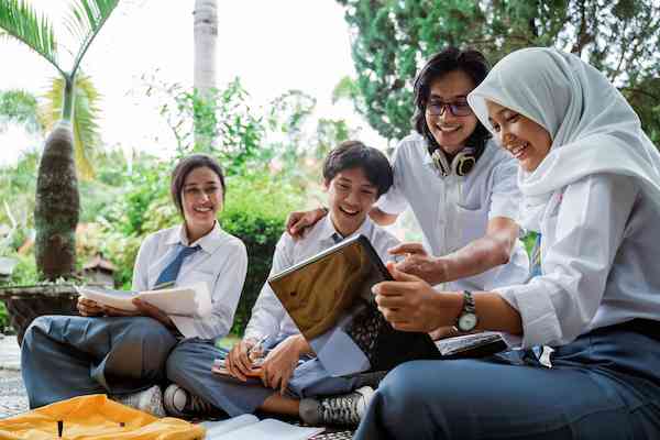 Ilustrasi kelompok belajar pelajar SMA (Sumber: majalahict.com)