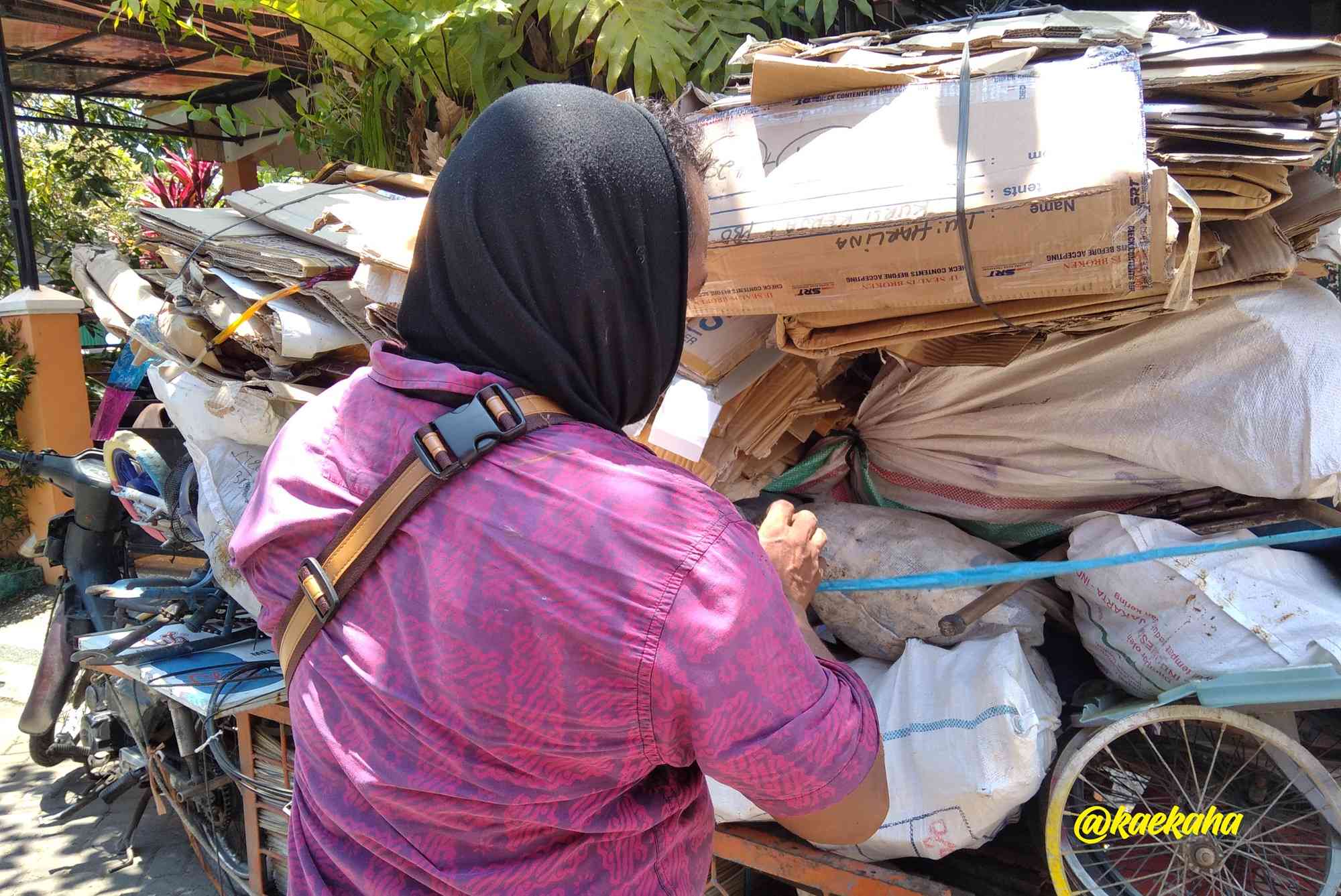 Cak Udin Mengatur Susunan Barang di Gerobak | @kaekaha