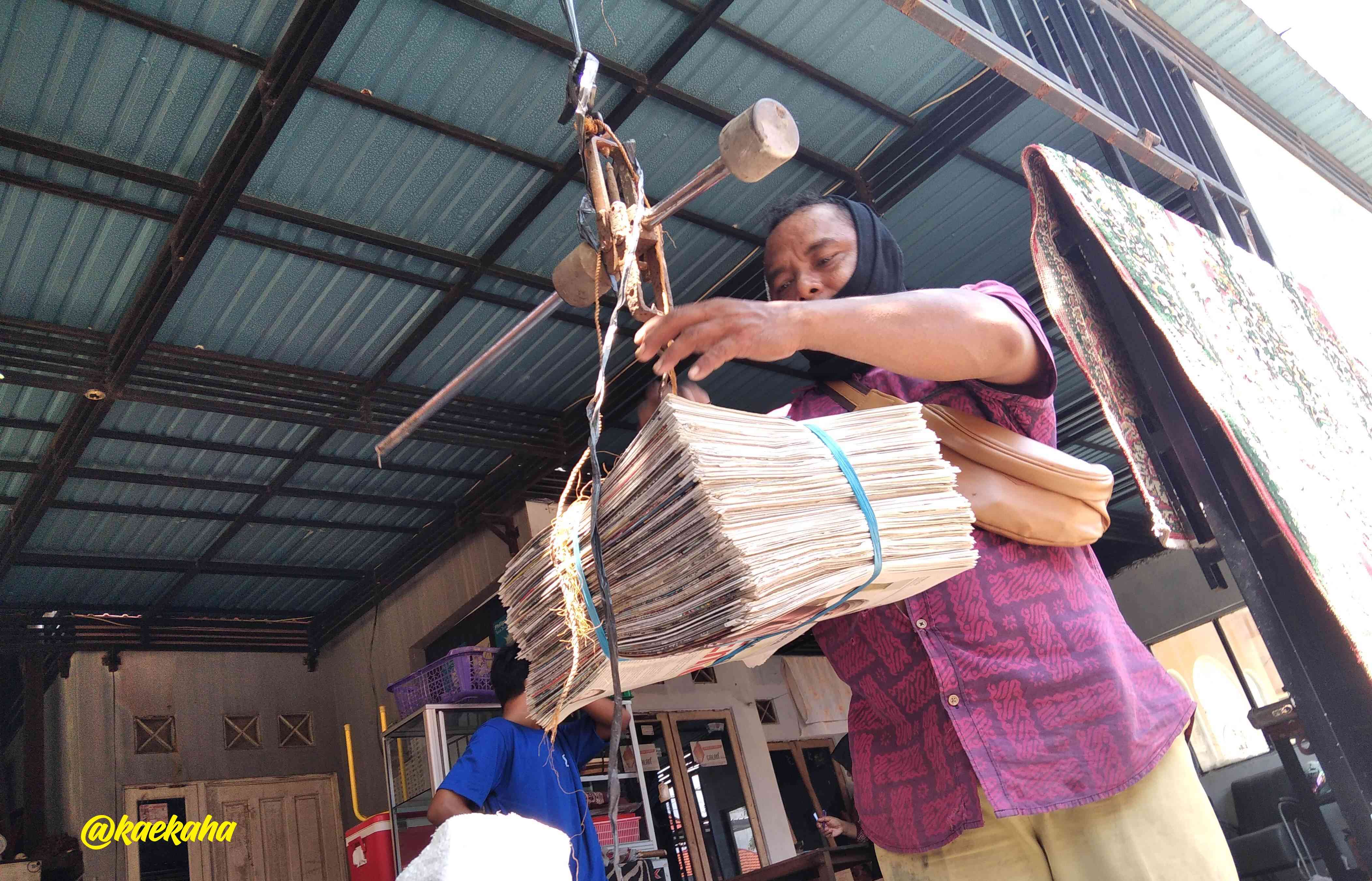 Cak Udin Menimbang Koran Bekas | @kaeka