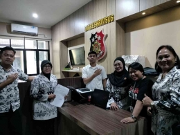 Pengurus PGRI Provinsi Kalimantan Barat berada di Polda Kalimantan Barat, membuat laporan polisi. Dokumen pribadi